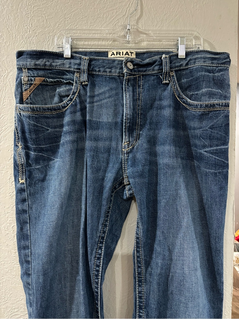 Ariat M4 Relaxed Boot Cut Medium Wash Blue Denim Work Casual Jeans size 38/32 - Picture 2 of 9